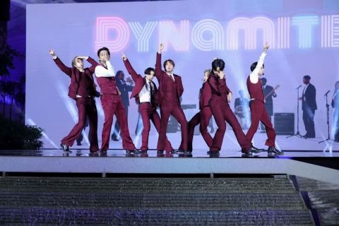 '2020 BBMAs' ပွဲအတွက် အင်ချွန်းလေဆိပ်မှာ ရိုက်ကူးခဲ့တဲ့ BTS အဖွဲ့ရဲ့ 'Dynamite' သီချင်း